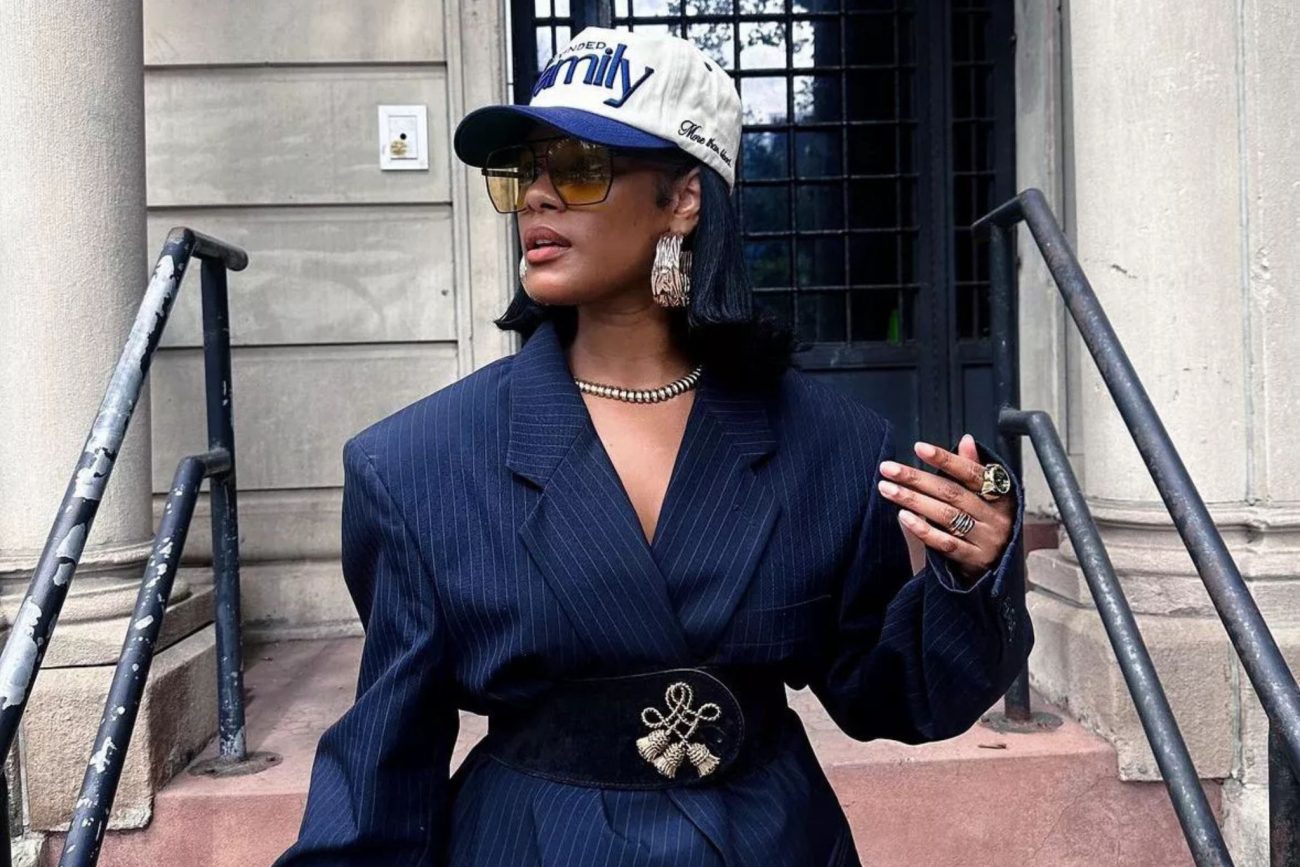 Mulher moderna usando alfaiataria de uma forma descontraída com um boné 