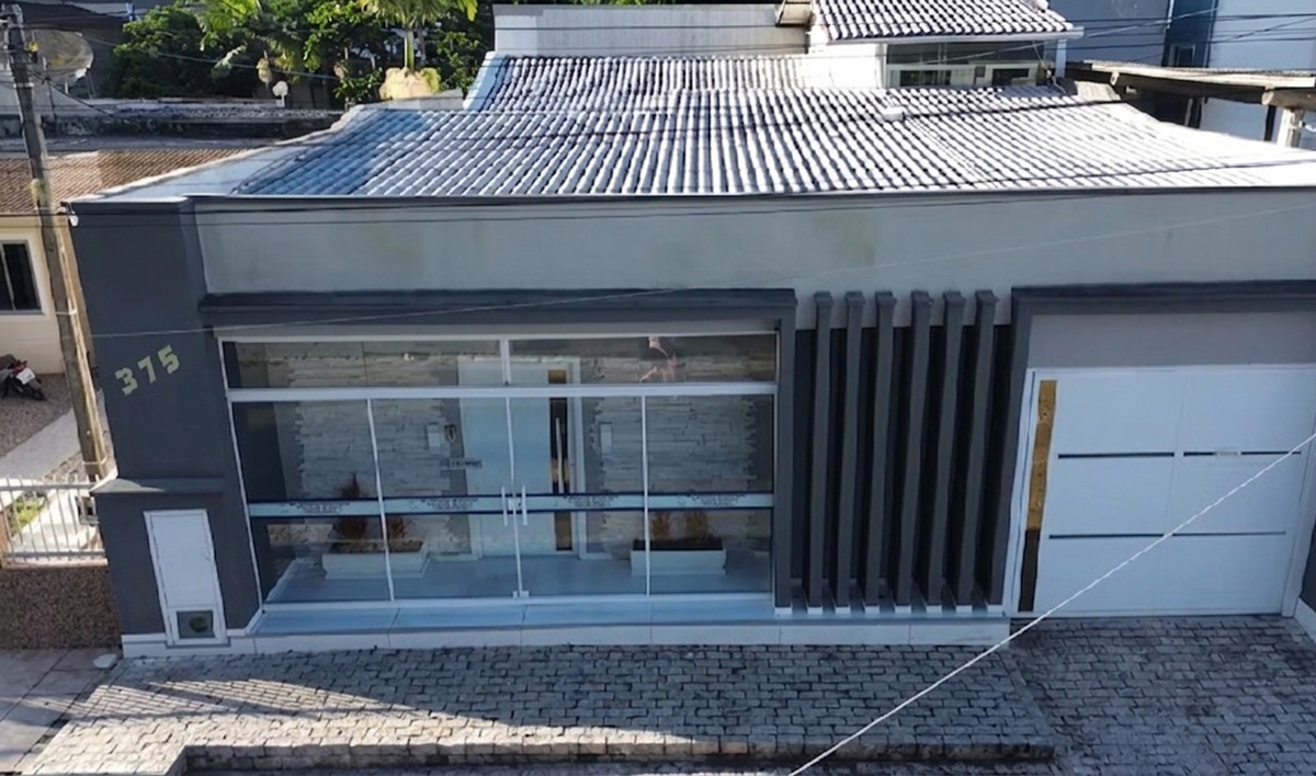 O local em que eles moraram ficava atrás da clínica de Alisson, uma casa sem janelasFoto: RECORD TV/Reprodução/ND Mais