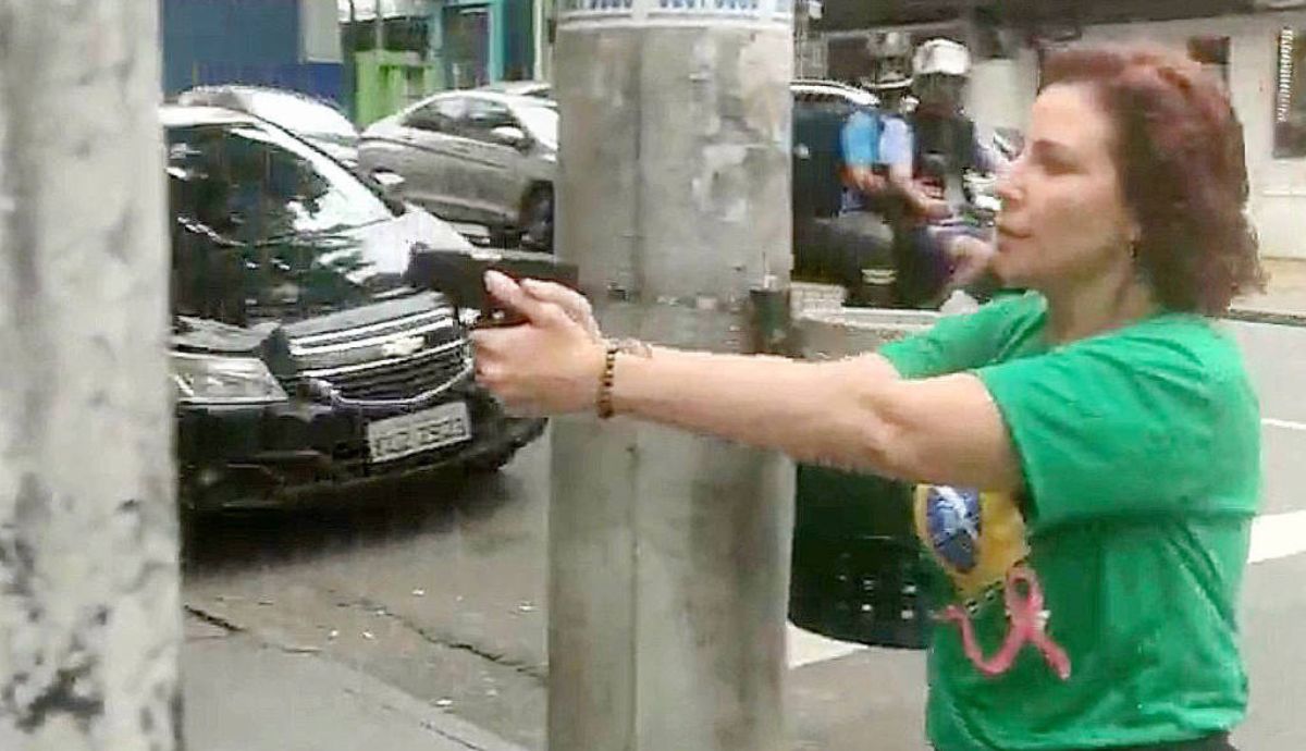 carla zambelli em foto com porte ilegal de arma de fogo