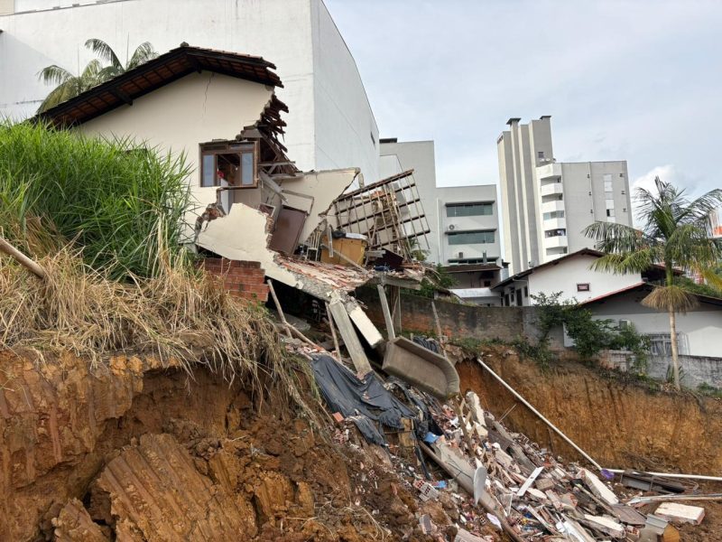 Estrutura desabou na madrugada de terça-feira (21) - Gabriel Langaro/NDTV/ND Mais