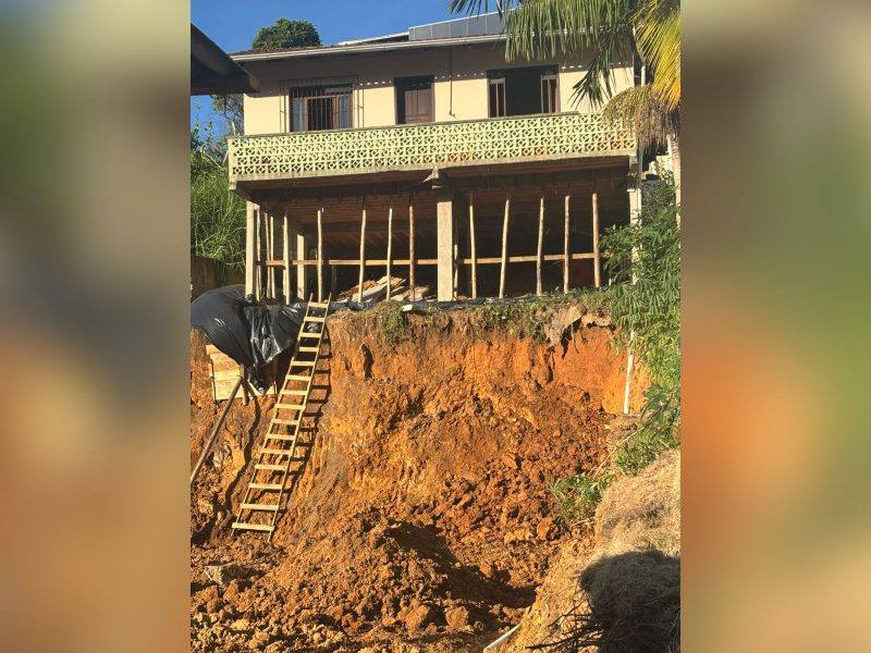 Imóvel no bairro Escola Agrícola foi destruído após uma série de intervenções em um terreno vizinho, onde está sendo erguido um prédio de sete andares - Arquivo Pessoal/ND Mais