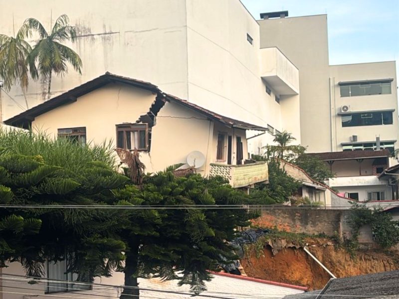 Grande rachadura apareceu na casa na segunda-feira (21), após intervenções não autorizadas feitas no sábado (19) - Arquivo Pessoal/ND Mais