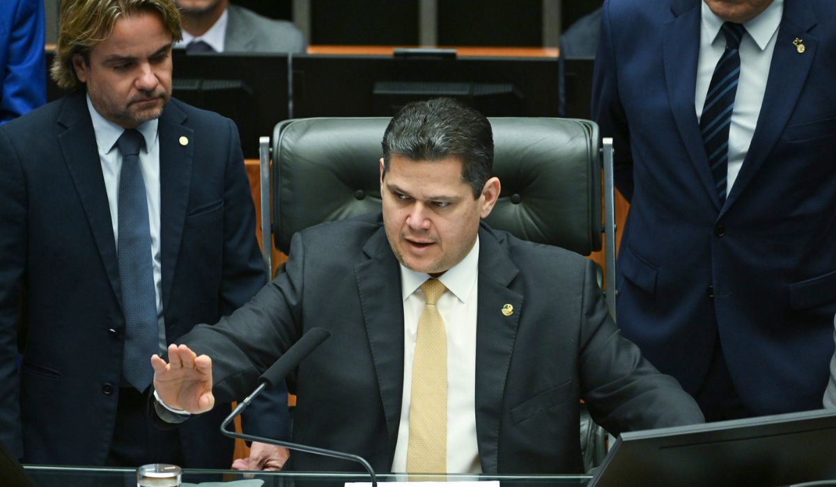 Davi Alcolumbre trava requerimentos de CPI do Banco Master exigida por Flávio Bolsonaro