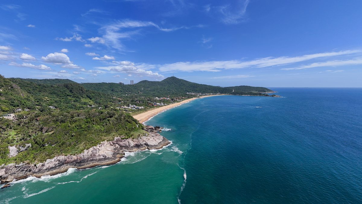 Refúgio de águas cristalinas, ‘praia dos ricos’ em Balneário Camboriú mantém premiação do ‘Oscar das praias’ para 2027