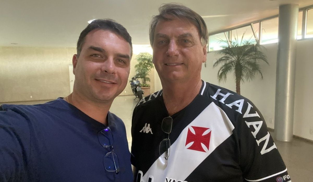 Botafogo e Palmeiras são os times do coração de Bolsonaro, mas o ex-presidente já apareceu com camisas de outros clubesFoto: Instagram/Reprodução/ND Mais