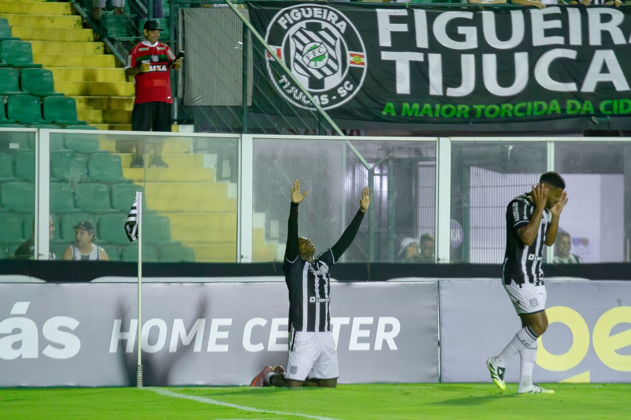O atacante Igor bolt, do Figueirense, fez o primeiro gol do Furacão na vitória de 2 a 1 contra o Botafogo-PB