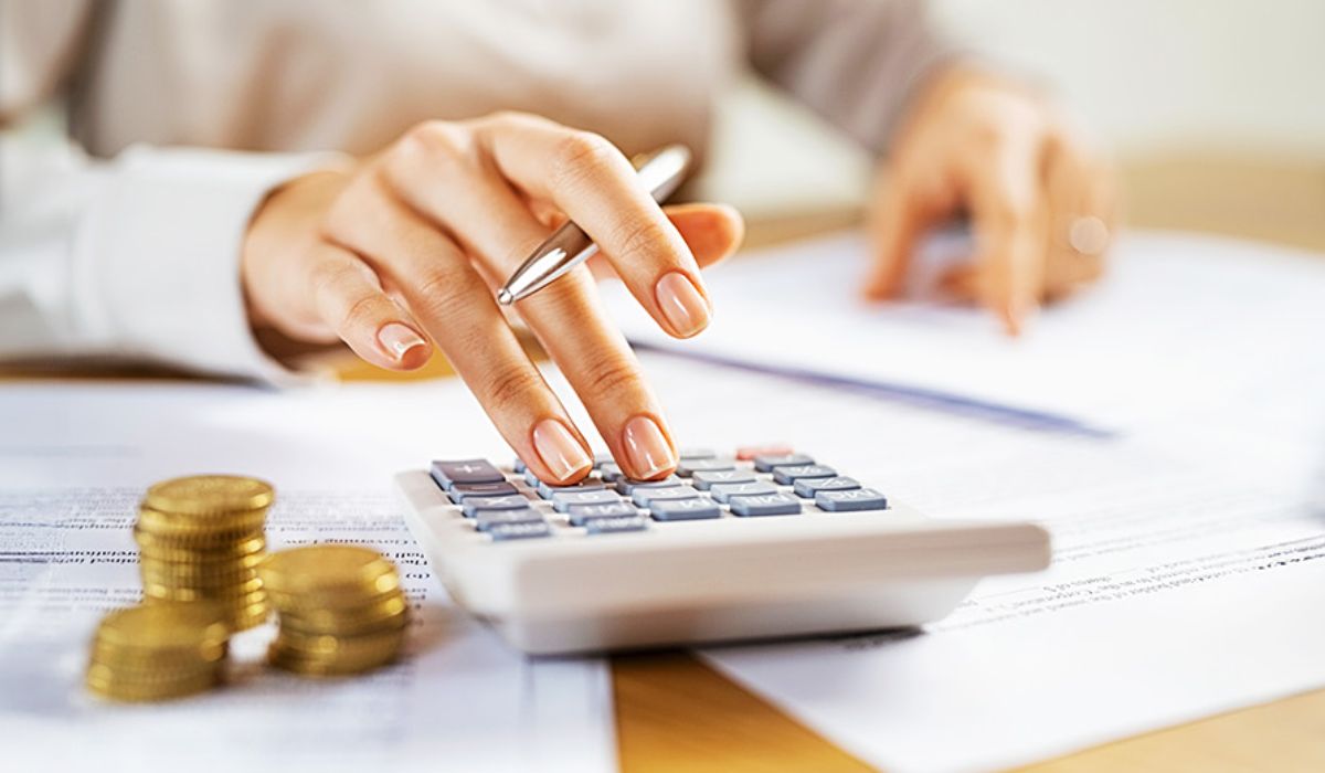 pessoa calculando o imposto de renda 2026