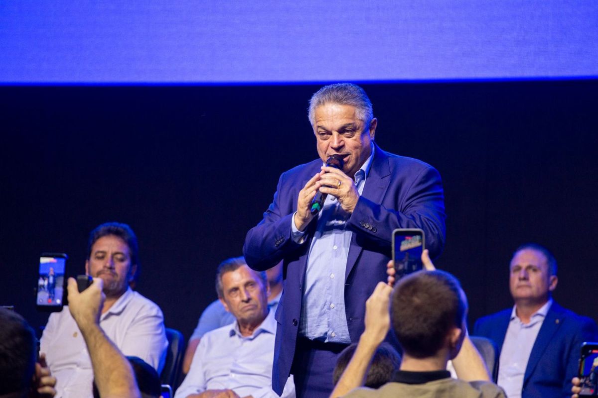 O prefeito João Rodrigues assina oficialmente a renúncia ao cargo do Executivo municipal na noite desta quinta-feira (02).Foto: Divulgação/PSD/ND Mais