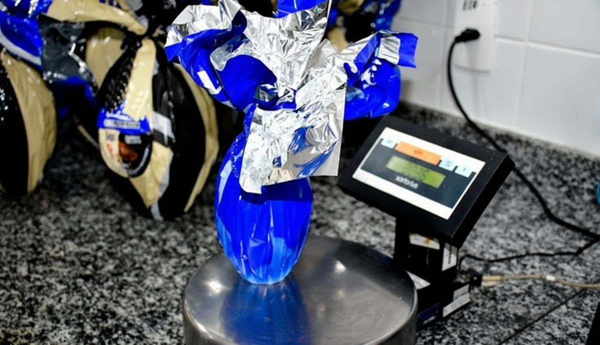 ovos de páscoa sendo medido em balança 