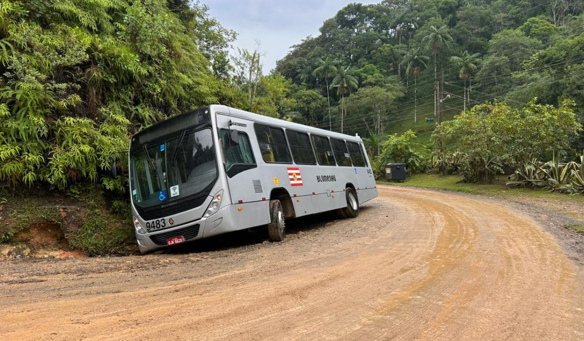 Ônibus que tentou socorrer o primeiro também ficou atolado na via. Foto: NDTV/ND Mais