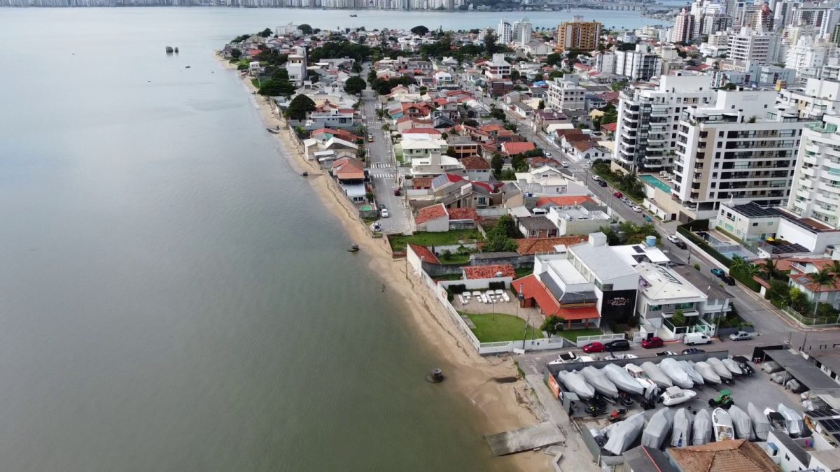 Manutenção da Casan vai interromper fornecimento de água em 6 regiões de Florianópolis