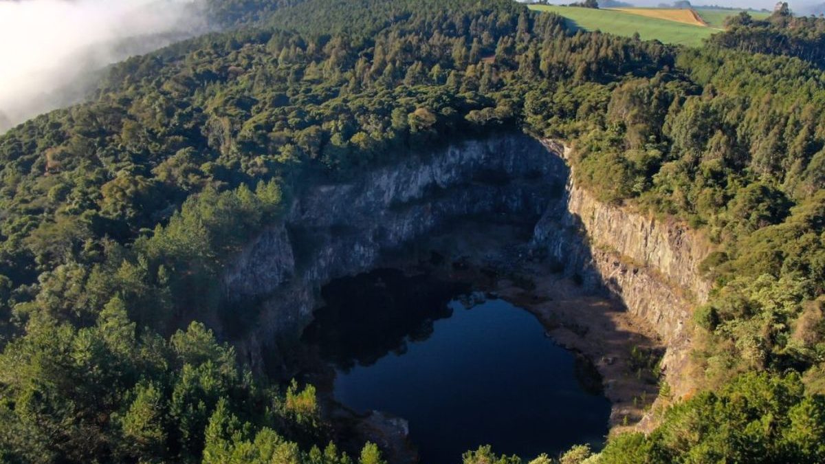 Entre lago, trilhas e paredões: conheça a pedreira desativada que virou refúgio natural