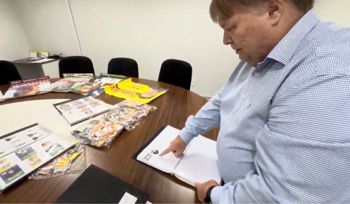 Relíquias da política: coleção com mais de 10 mil santinhos revive eleições históricas em SC