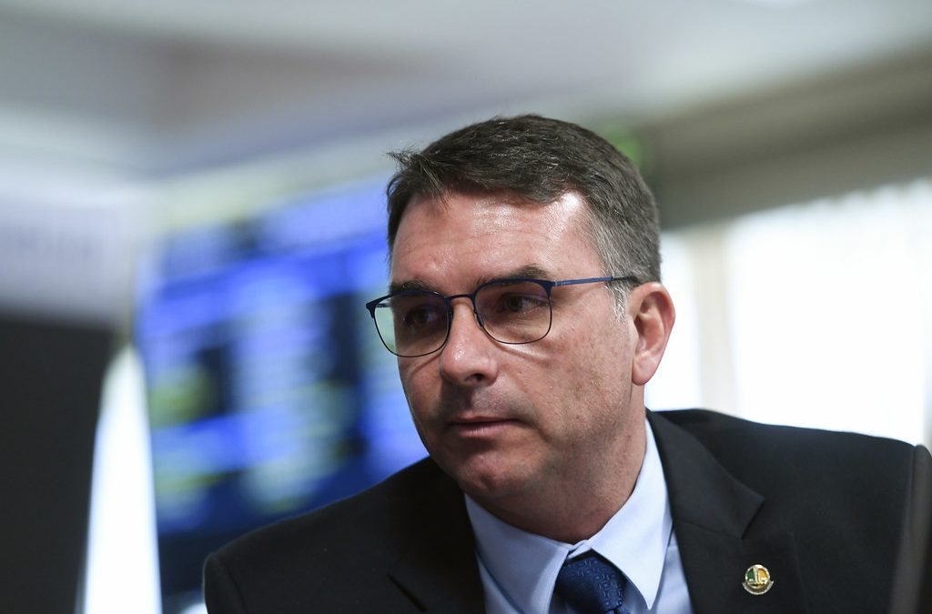 Flávio Bolsonaro visita empresários em SP em meio à crise do Master