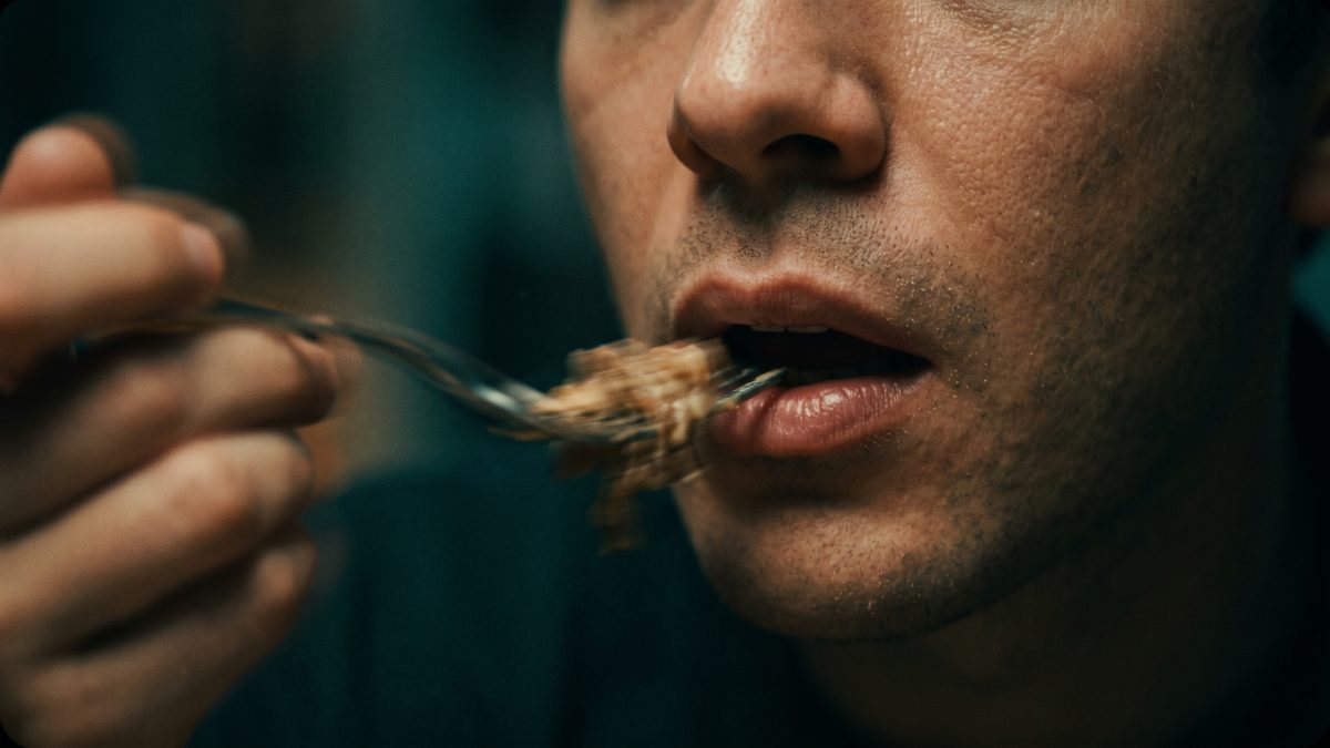 A psicologia revela o que está por trás de quem come rápido demais sem perceber