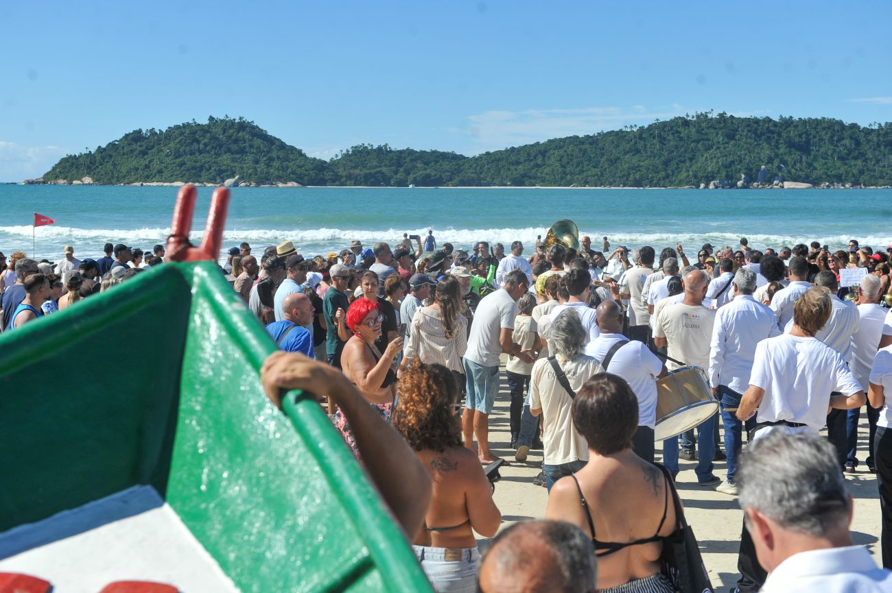 Cerimônia de abertura da safra da tainha reuniu centenas de pessoas na Praia do Campeche