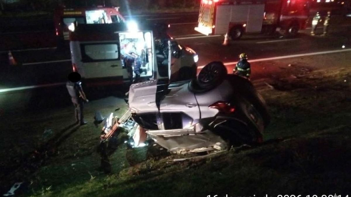 Carro pega fogo após colisão e acidente termina com 5 pessoas mortas no interior de SP