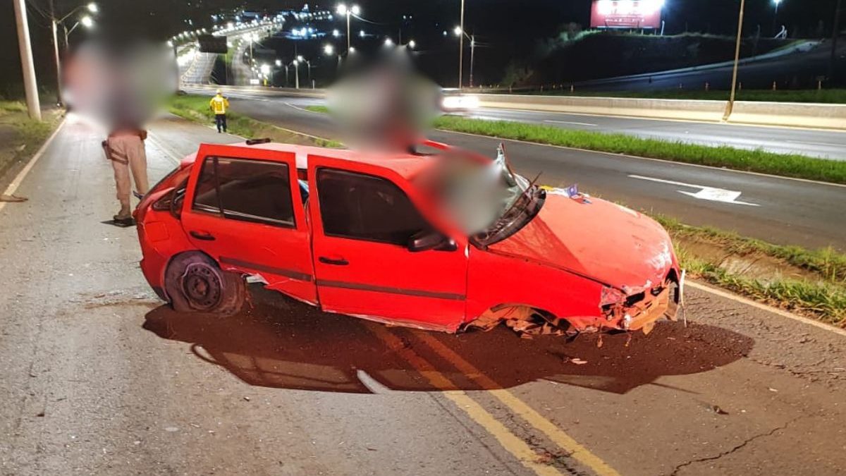 Carro capota e mata jovem de 25 anos em Chapecó