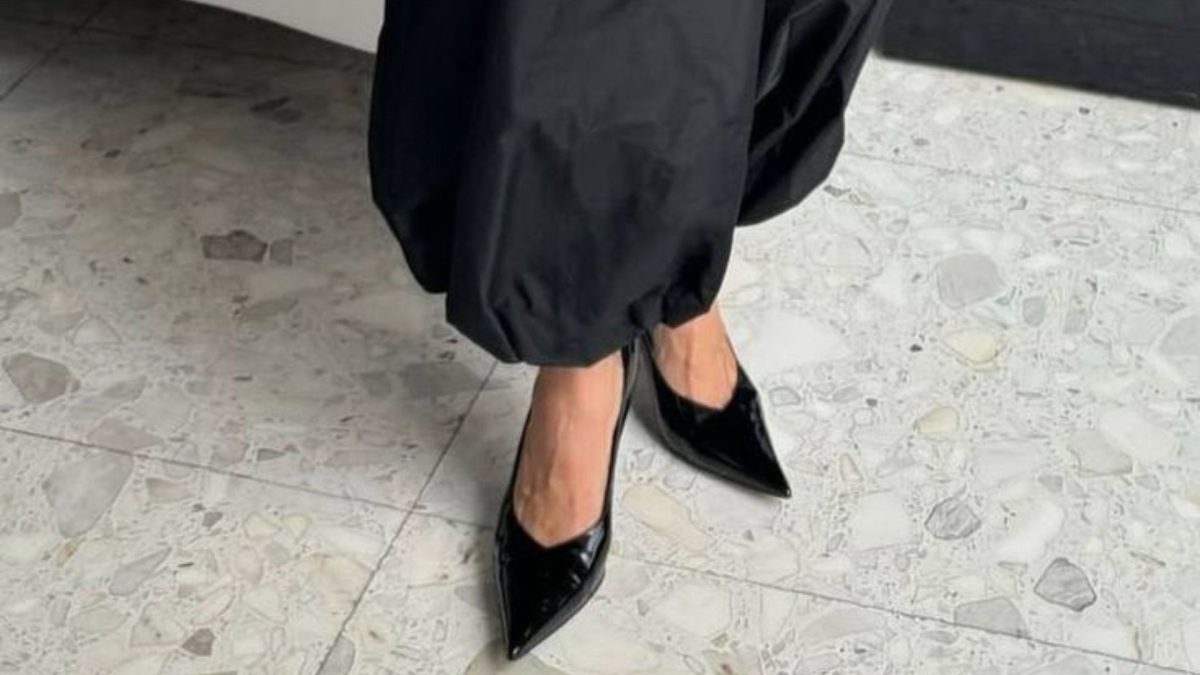 Adeus ao jeans wide leg: nova calça tendência alonga silhueta e domina looks de trabalho