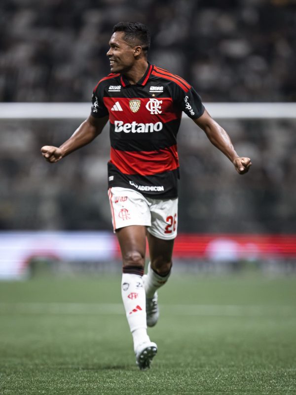 Alex Sandro joga hoje pelo Flamengo e já participou de 43 partidas pela Seleção Brasileira de Futebol - Alex Sandro/@alxsndro12/Instagram