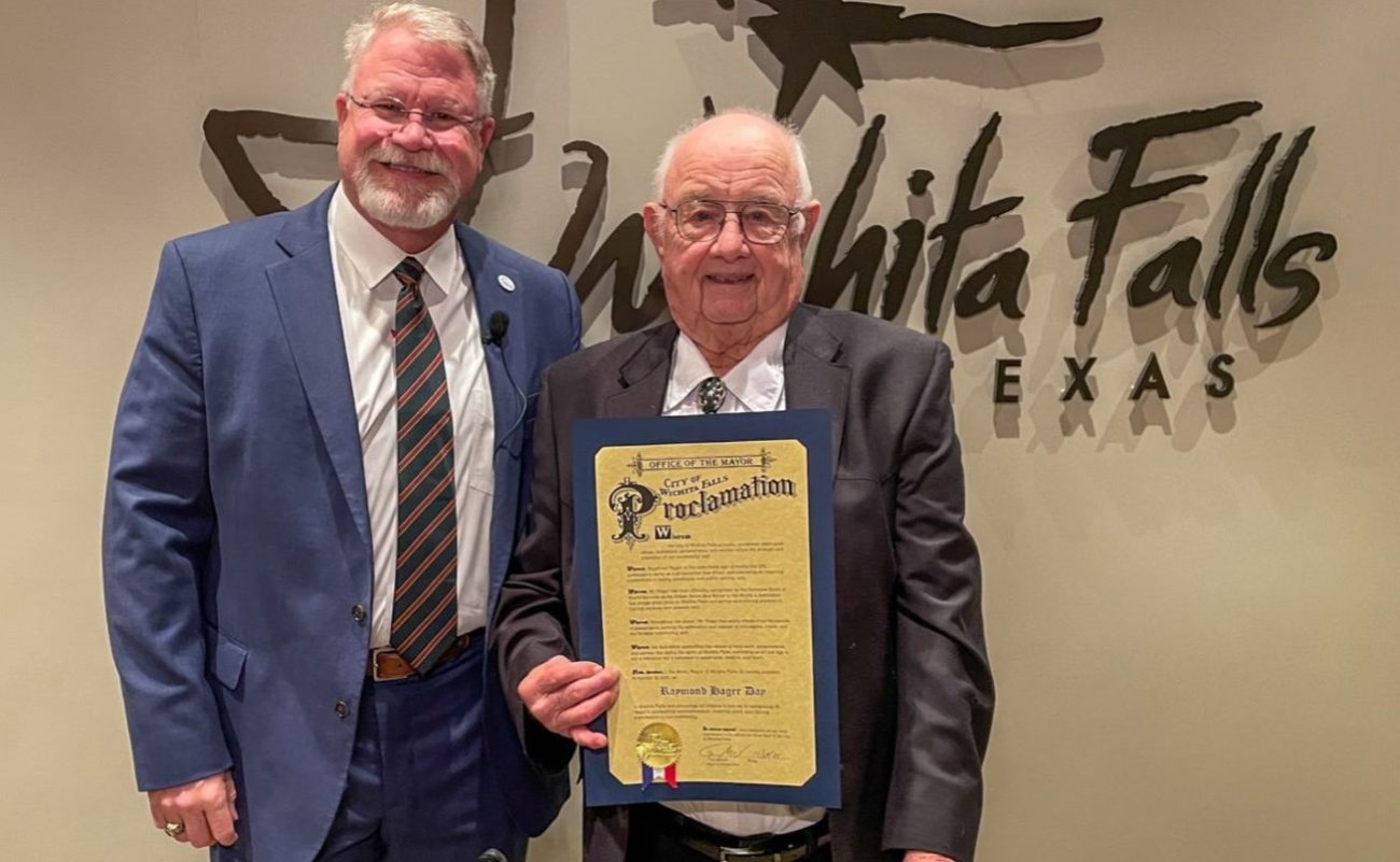 Guinness premia motorista de ônibus mais velho do mundo em atividadeFoto: Reprodução/The Guardian/ND Mais