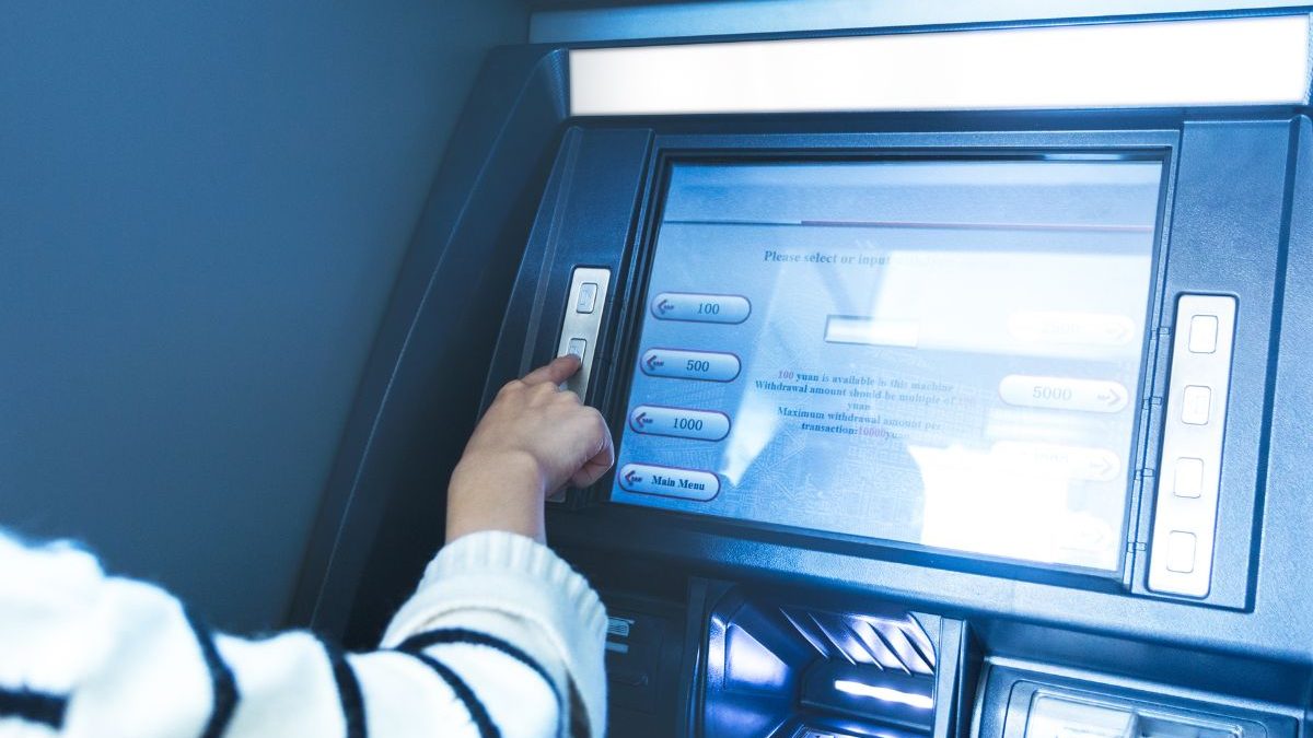 Grande banco deve devolver dinheiro a clientes por 'seguro fantasma' cobrado durante 14