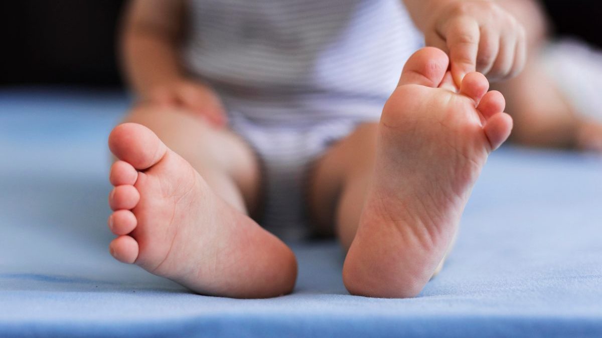 Criança gerada por inseminação caseira ganha oficialmente duas mães na certidão em SC