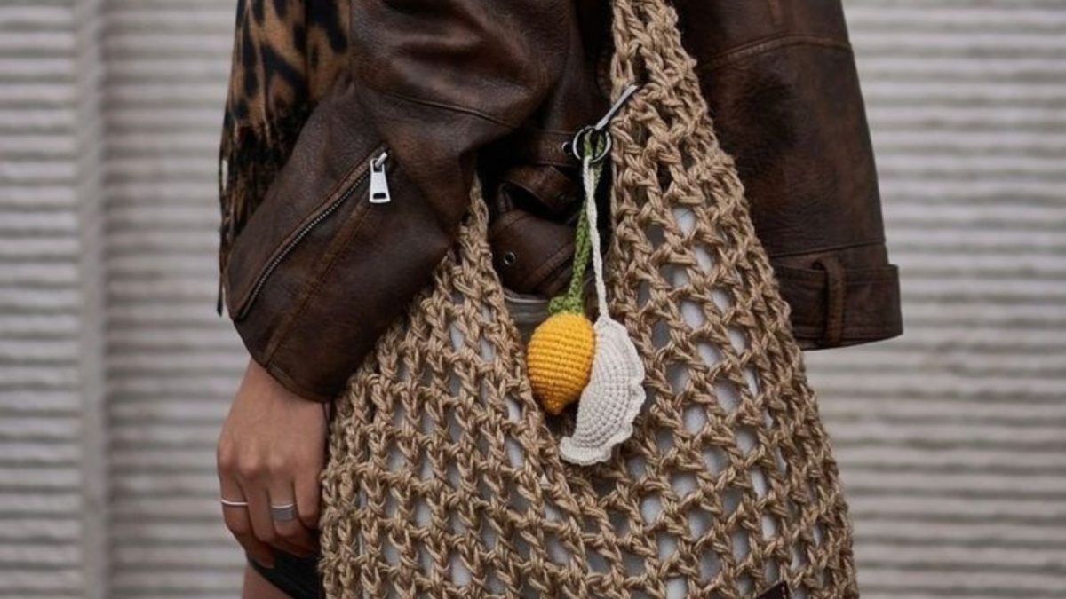 Bolsa cheia de buracos! Modelo polêmico vai ser o acessório de destaque nos próximos meses