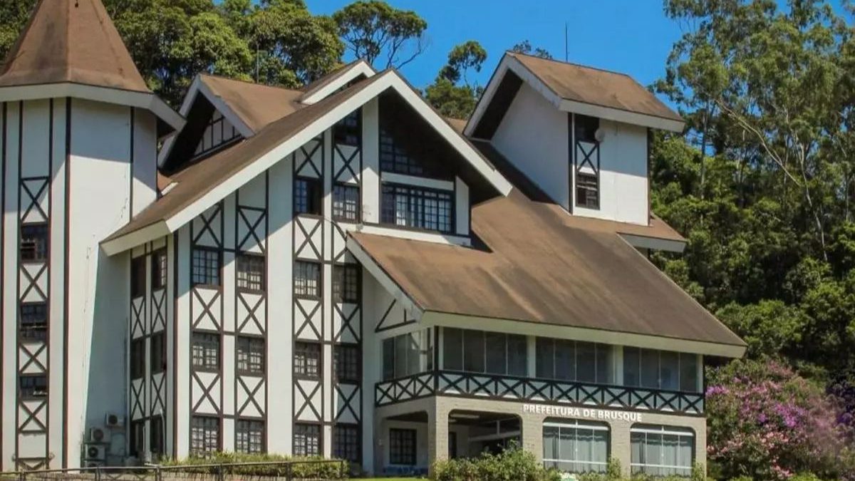 Salários de até R$ 12,9 mil: cidade mais segura do Brasil abre vagas em cargos de diretoria