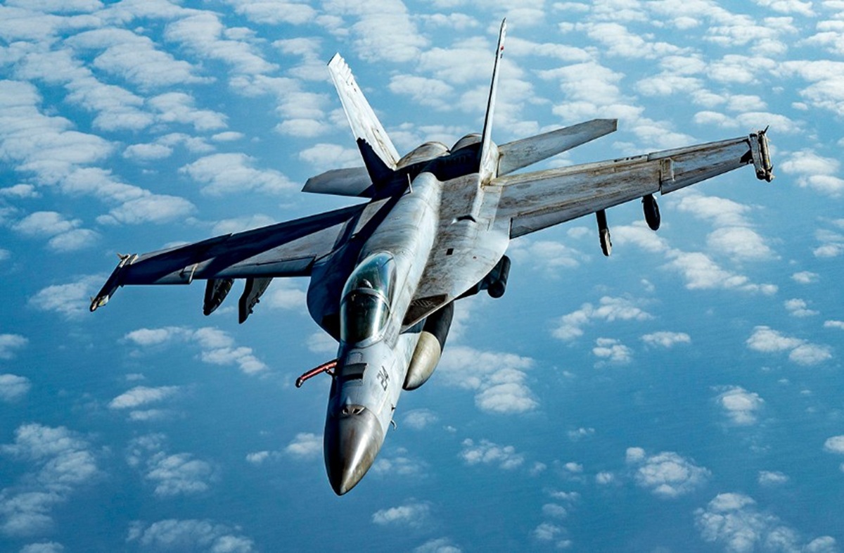 Caça F-18 dos EUA ataca petroleiro iraniano que tentava furar bloqueio no Golfo de Omã