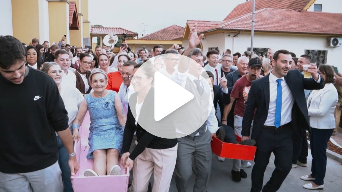 Caixões, chope e música: tradição inusitada fecha festa religiosa em SC e surpreende turistas