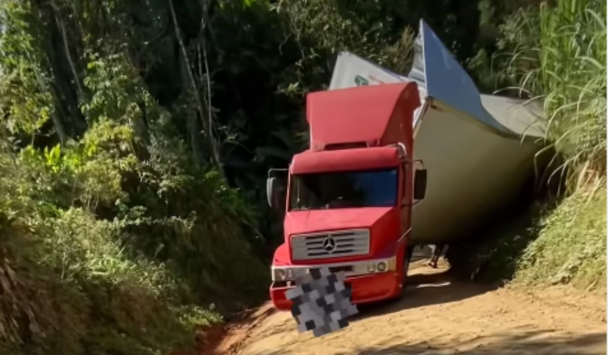 VÍDEO: Rodovia de barro em SC faz caminhão tombar em trecho que aguarda asfalto há meio século