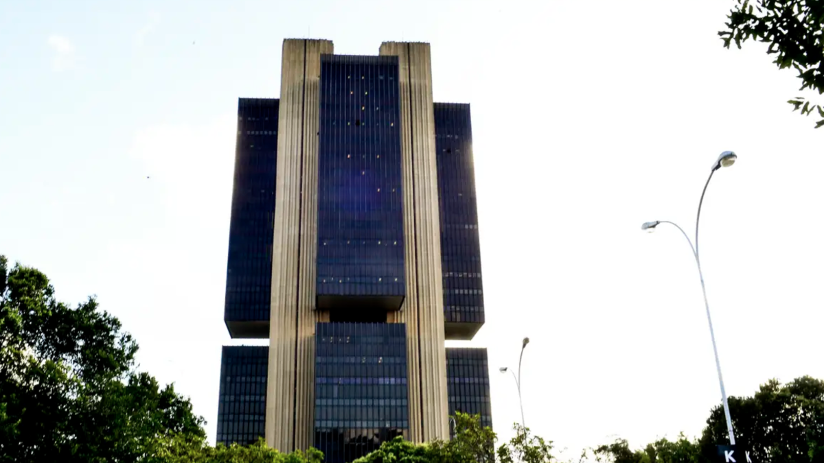 Inflação acima da meta estreita espaço para cortes da Selic e eleva risco fiscal em 2027