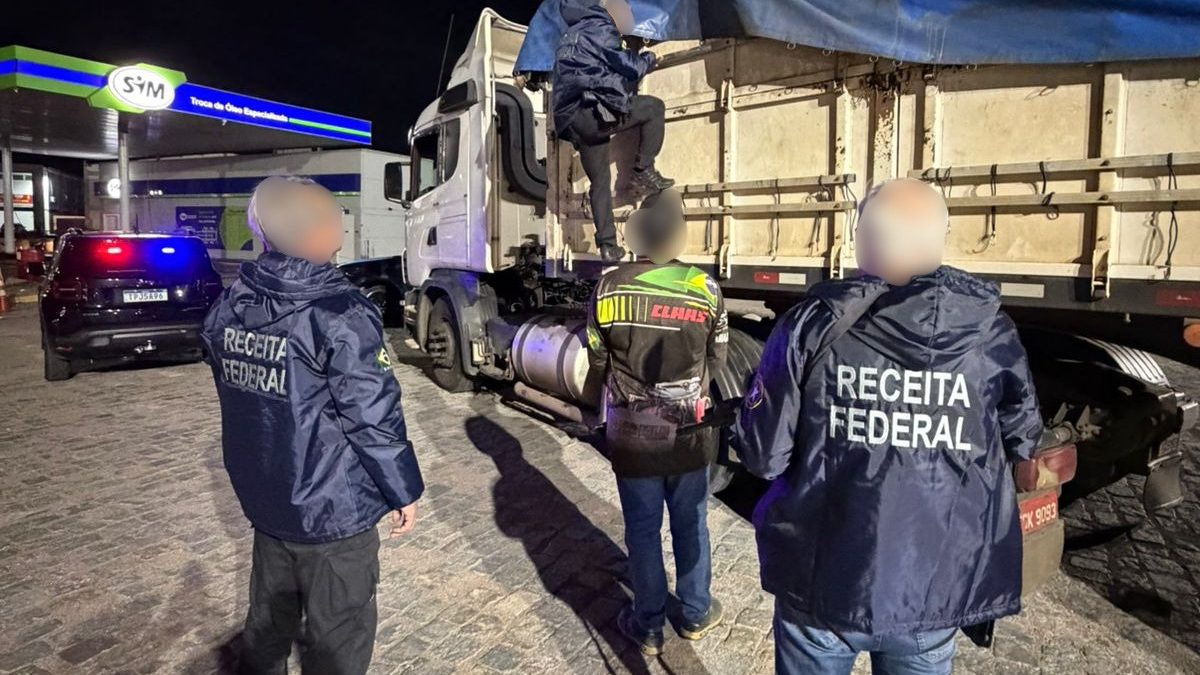Carreta com carga de ração animal escondia ‘surpresa ilegal’ milionária em SC