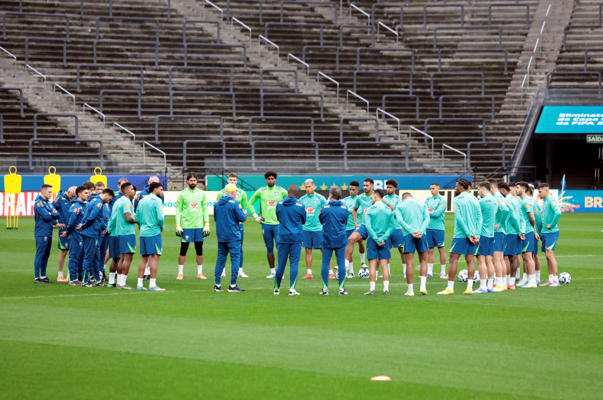 treino da seleção brasileira de futebol em 2025 na neo química arena, em são paulo. ilustra matéria sobre Jogadores no álbum fora da Copa 2026