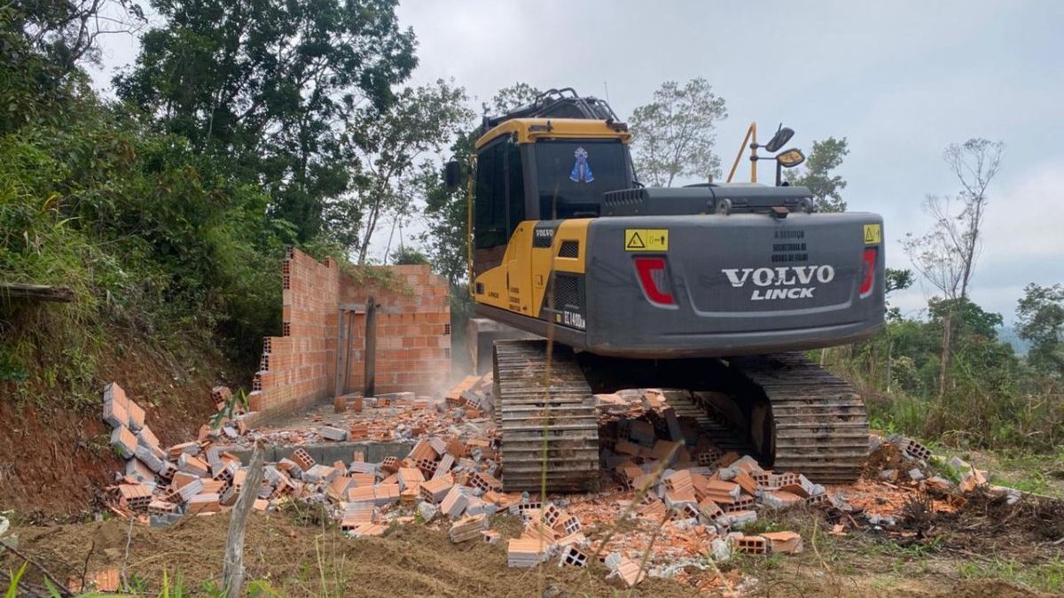 Após demolição de 16 casas, imóveis irregulares habitados podem ser derrubados em Itajaí?
