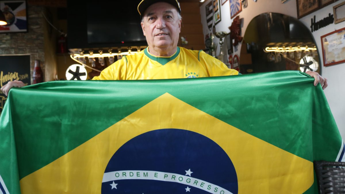 Álbum da Copa do Mundo: manezinho guarda relíquia do mundial de 1962