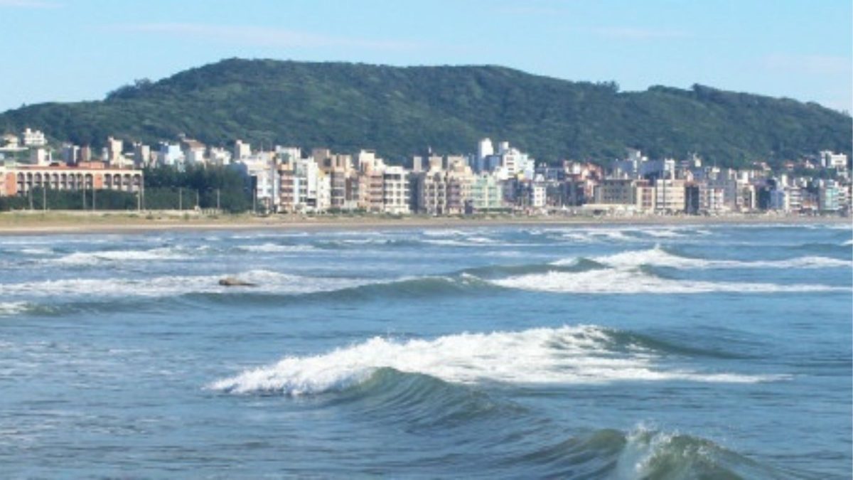 Ciclone ‘agita’ mar em SC com ondas de até 3,5 metros e ventos de 80 km/h