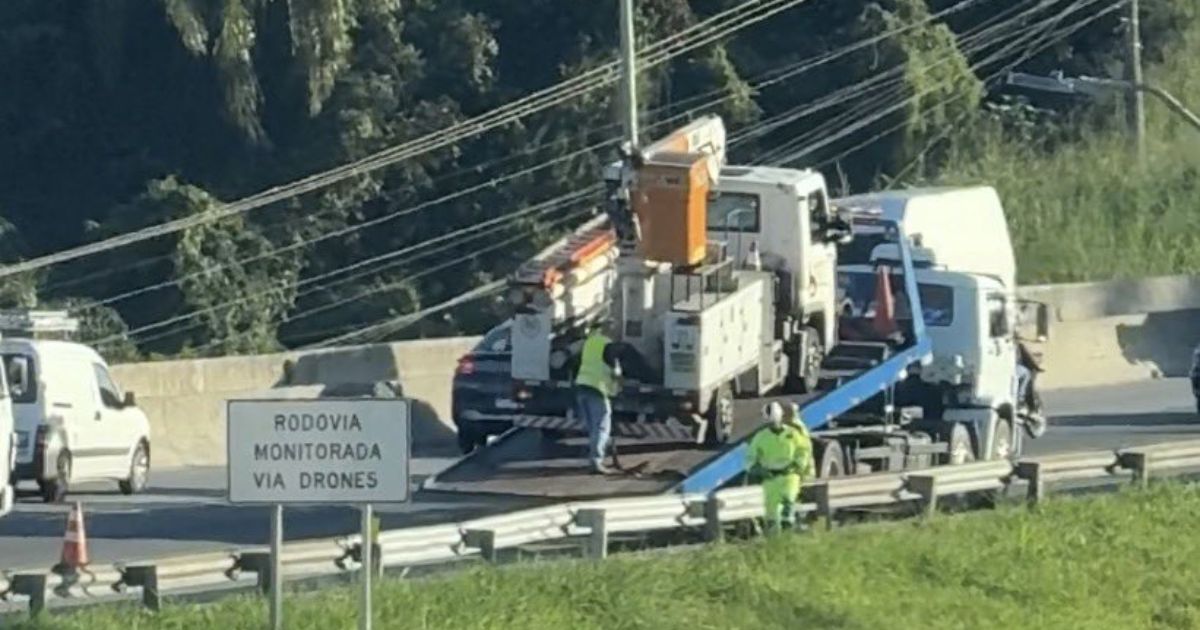 'Pane' em caminhão 'trava' BR-101 e gera quase 9 km de filas na Grande Florianópolis