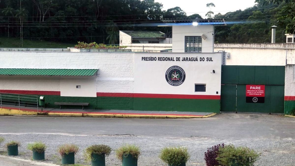 Casal de associação de surdos preso por abuso de jovens em SC divide mesma cela e está isolado