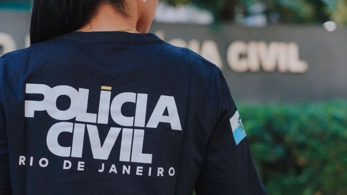 Homem mata ex-mulher estrangulada e enterra corpo no quintal em caso de feminicídio no RJ