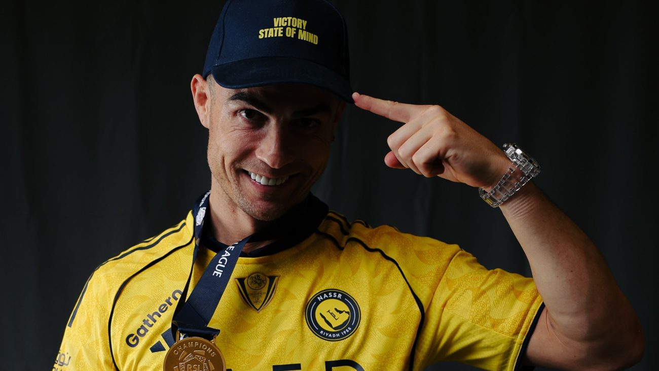 Cristiano Ronaldo com a medalha de campeão saudita.