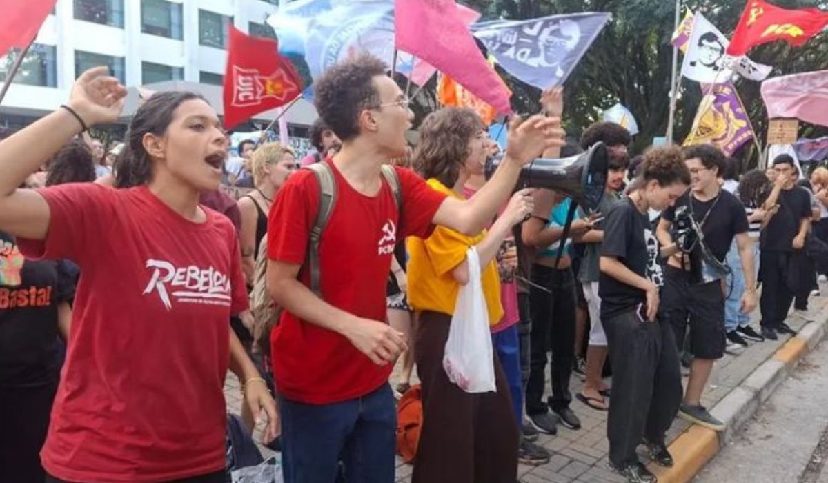 Entenda o projeto de lei que pode expulsar alunos e demitir professores por greves em SP