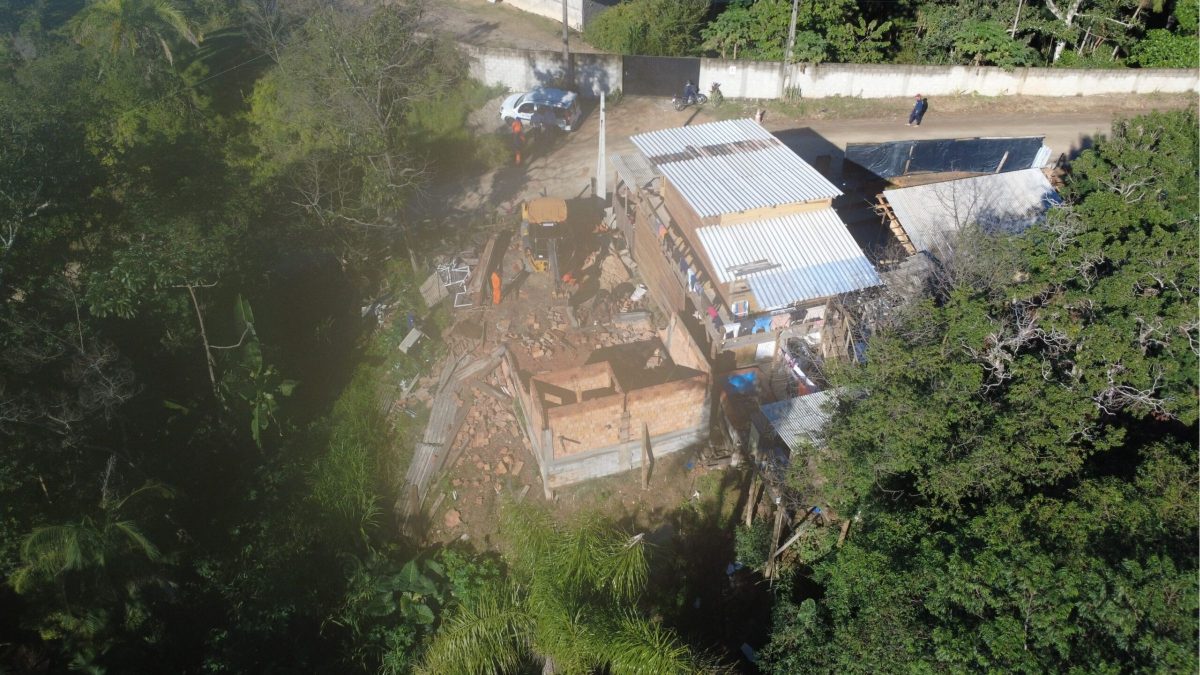 Casas erguidas há poucos dias são derrubadas em área de preservação em SC