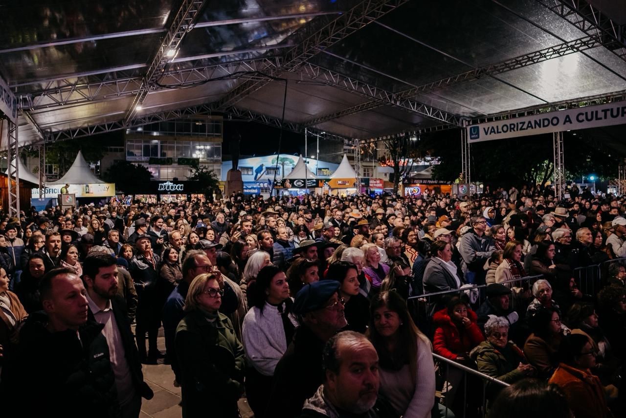 Abertura da Festa do Pinhão 2026 reúne multidão e marca um momento histórico para Lages