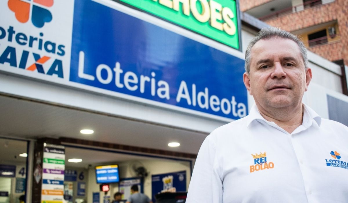 Alessandro Montenegro, proprietário da Lotérica Aldeota, em Fortaleza, celebra a vitória no bolão de R$ 168,1 milhões na Mega-Sena 30 AnosFoto: Lotérica Aldeota/Reprodução/ND Mais