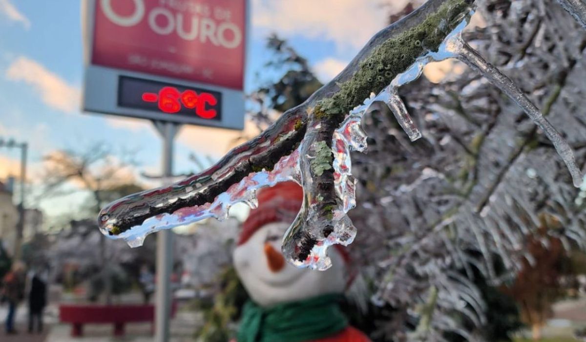 Frente fria provoca chuva forte e temperatura baixa