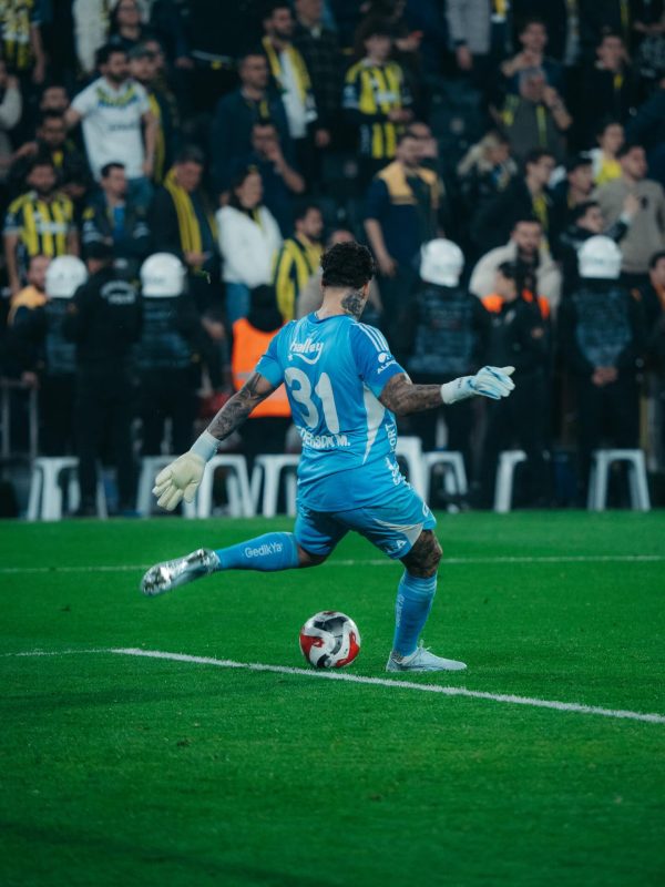 Goleiro no clube turco Fenerbahçe, Ederson Moraes é um dos goleiros convocados para a Copa do Mundo 2026 sem espaço no álbum; é a terceira vez do atleta no elenco da seleção - Ederson Moraes/@ederson93/Instagram/