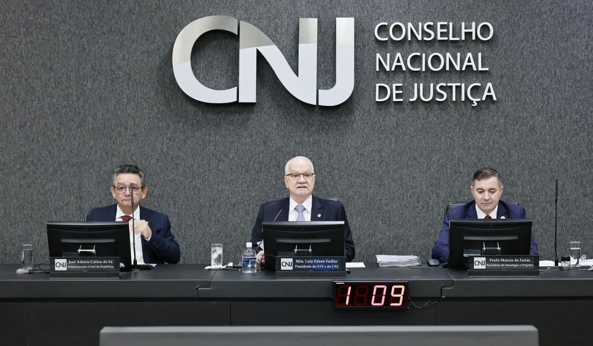 O ministro Edson Fachin assina acordo com instituições financeiras para agilizar o bloqueio de contas de devedores via SisbajudFoto: Zenildo Trajano/CNJ