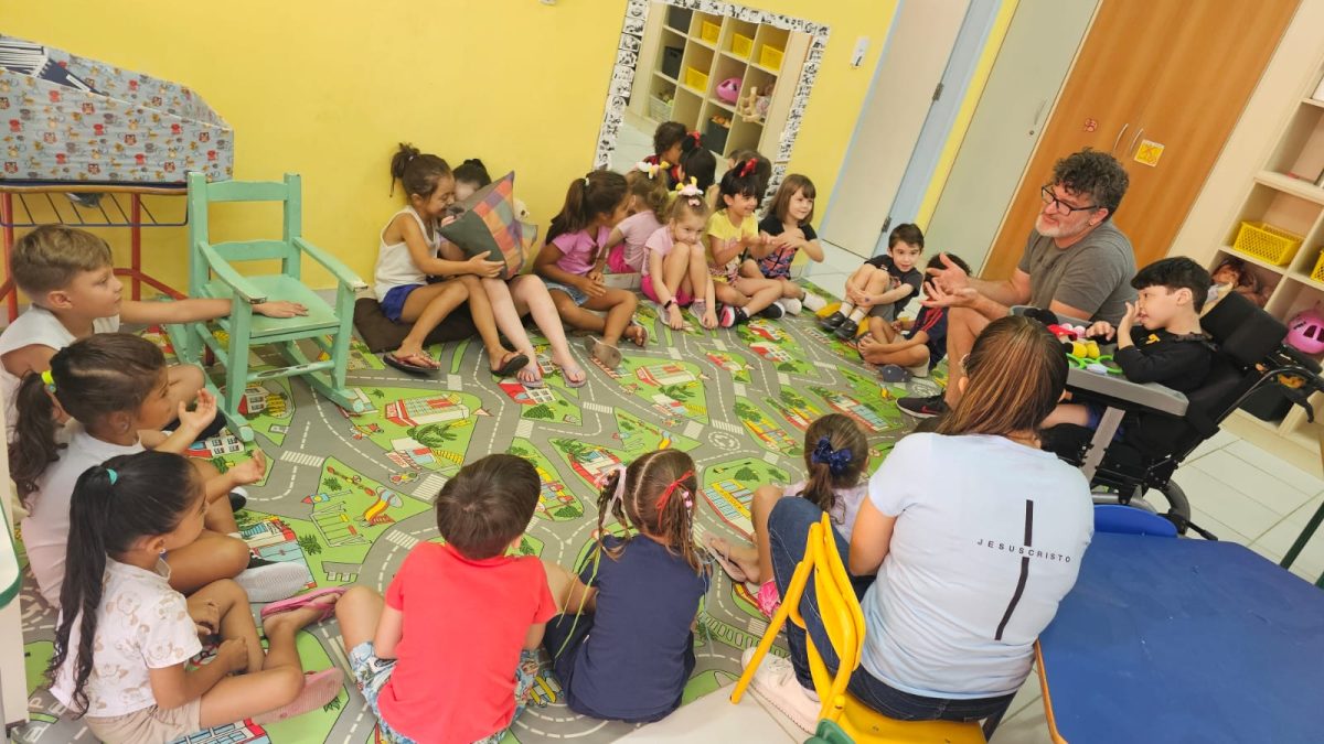 ‘Agradeço de coração’: inclusão de aluno com síndrome rara emociona mãe em Florianópolis